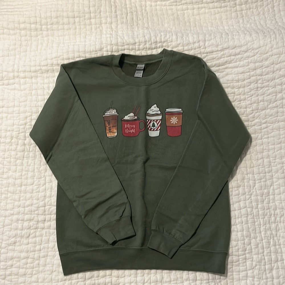 Gildan Holiday Drinks Graphic Sweatshirt Size S